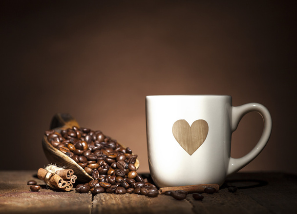Copo branco com coração e grãos de café
 - Foto, Imagem