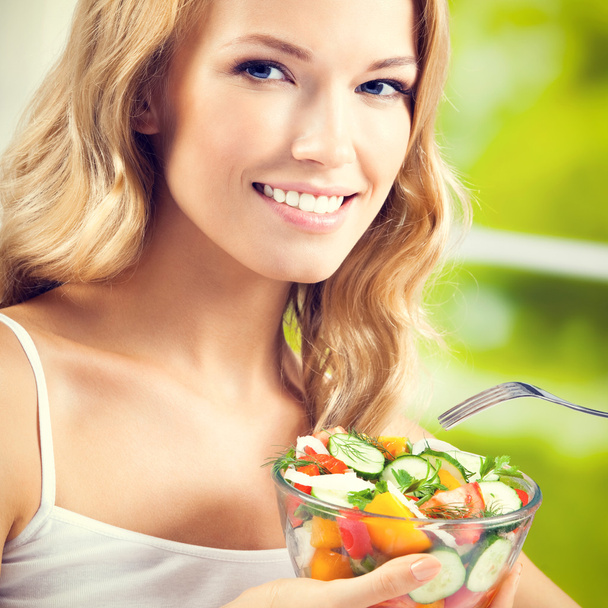 vrouw eten Salade, binnenshuis - Foto, afbeelding