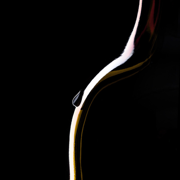 silhouet wein glas rotwein weinflasche tropfen blasen alkohol - Foto, afbeelding