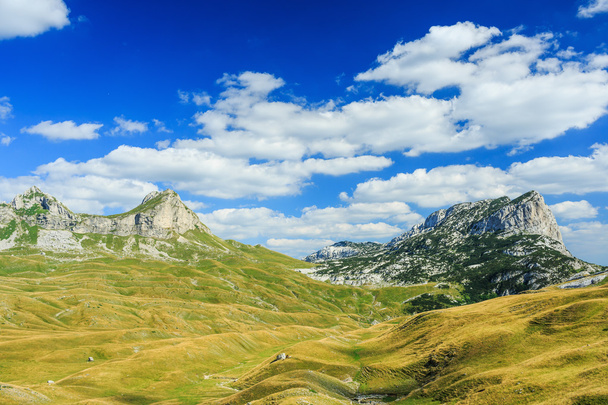 Montañas en el parque nacional Durmitor en Montenegro, Balcanes
. - Foto, imagen