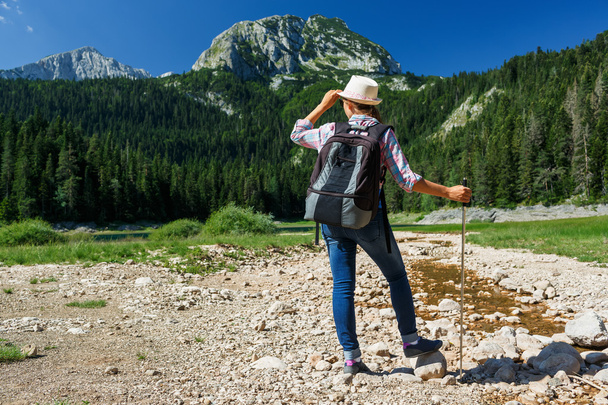 Escursionista donna con zaino e bastone da passeggio sul Lago Nero
 - Foto, immagini