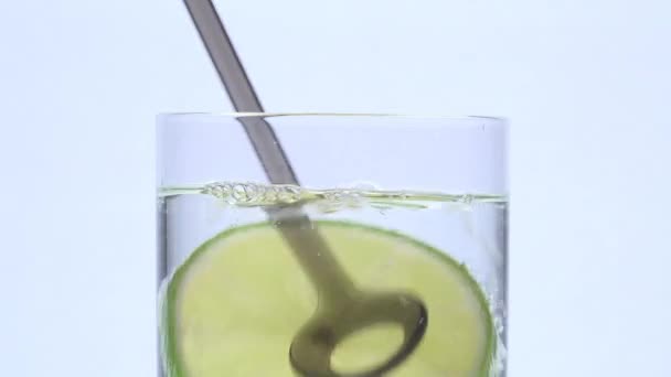 glass, ice, lemon and indian tonic - Footage, Video