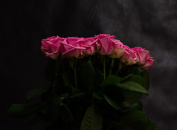 ramo de rosas con gota de agua sobre fondo negro
 - Foto, imagen
