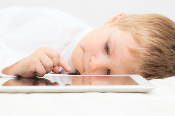 Kleiner Junge mit Touchpad, moderne Technik - Foto, Bild