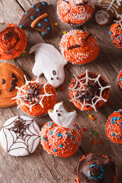 cupcakes d'Halloween et biscuits au pain d'épice en gros plan. vertical à
 - Photo, image
