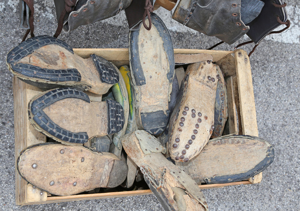veel gebroken schoenen in de werkplaats van een schoenmaker - Foto, afbeelding