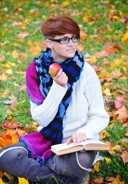Hermosa chica con libro en el parque de otoño
 - Foto, Imagen