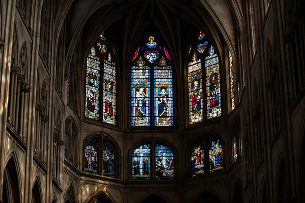 : Janela de vidro manchado na Igreja de Saint-Severin é uma igreja católica romana no Quartier Latin de Paris, França
 - Foto, Imagem