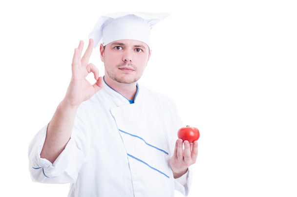 Kuchař či kuchařka drží rajče a ukazující perfektní gesto - Fotografie, Obrázek