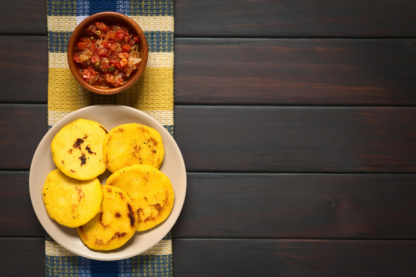 Arepa Corn Meal Patties con salsa Hogao
 - Foto, Imagen