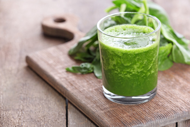 Glass of spinach juice on wooden table, closeup - Fotografie, Obrázek