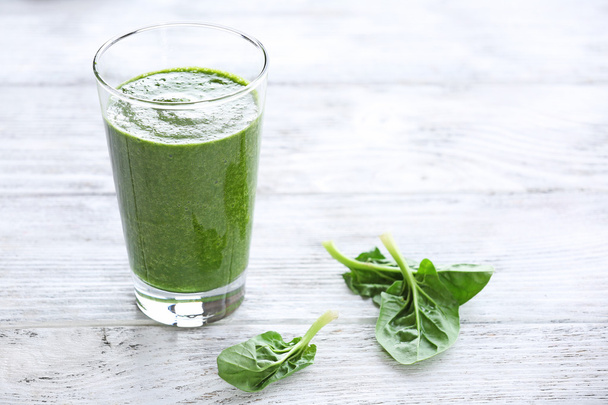 Glass of spinach juice on wooden background - Zdjęcie, obraz