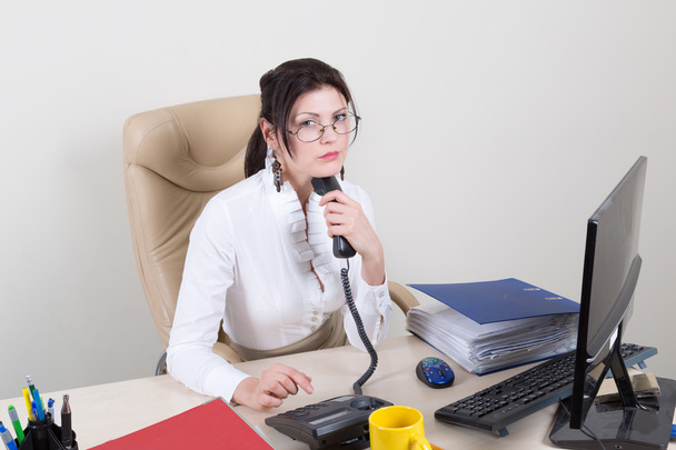 спокойный секретарь с телефоном
 - Фото, изображение