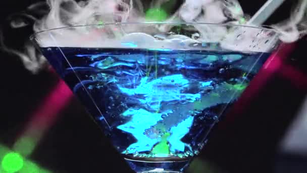Kuiva jää sinisessä laguunissa
 - Materiaali, video