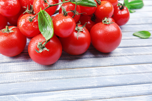 Fresh cherry tomatoes with basil - Foto, Imagem
