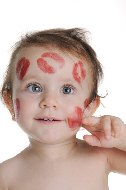 Sweet baby, met sporen van kussen op zijn gezicht - Foto, afbeelding