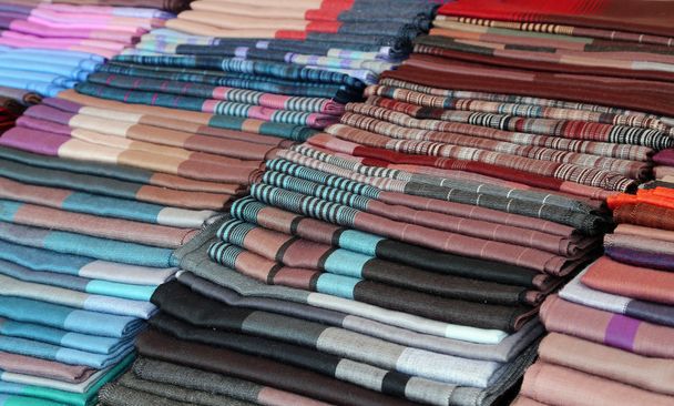 sjaals en stola en stoffen te koop in Italiaanse winkel - Foto, afbeelding