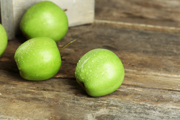 Ripe green apples on wooden table close up - Foto, immagini