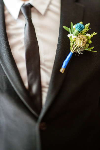 Elegant groom with flowers - Foto, imagen