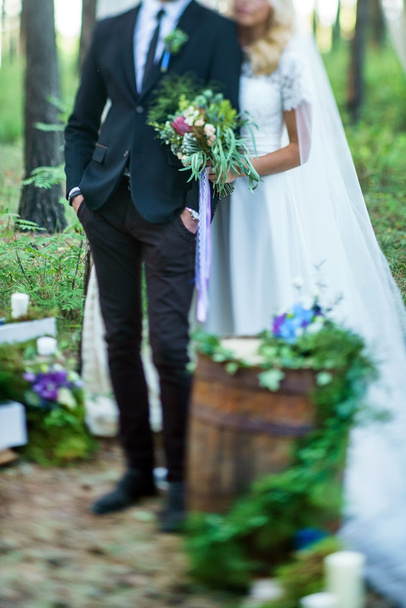 bruid en bruidegom houden van bloemen - Foto, afbeelding