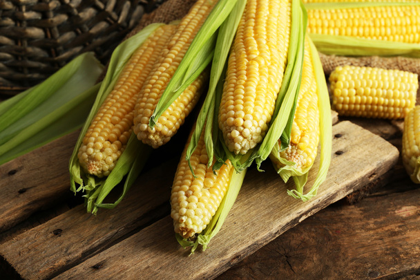 Fresh corn on cobs on wooden table, closeup - Fotografie, Obrázek