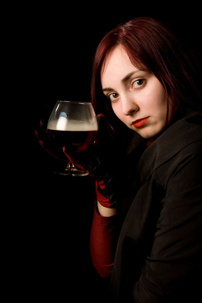 Kaunis tyttö lasillisella konjakkia
 - Valokuva, kuva