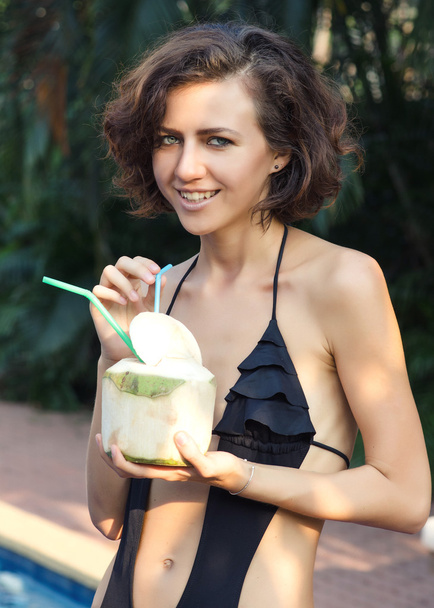 Woman drinks coconut - Foto, immagini
