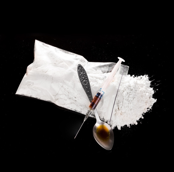 Drug poeder, drug spuit en gekookte drug op lepel close-up op een zwarte achtergrond. - Foto, afbeelding