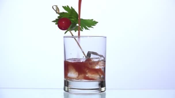 Adding tomato juice over vodka and ice cubes - Imágenes, Vídeo