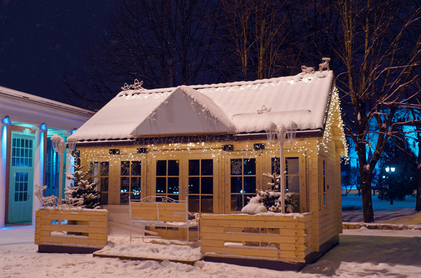 Casa de madeira decorada para o Natal
 - Foto, Imagem