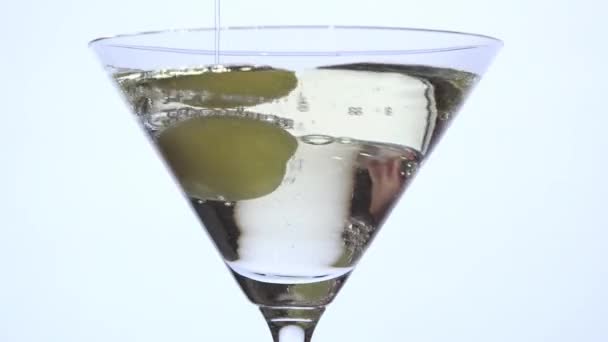 Martini trocken über Oliven gießen - Filmmaterial, Video