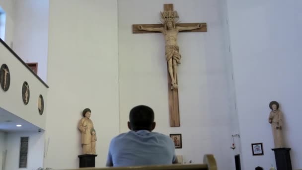 Joven orando en una iglesia
 - Metraje, vídeo