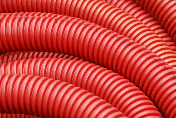 Bobine de tuyau de plomberie ondulé en plastique rouge en gros plan
 - Photo, image