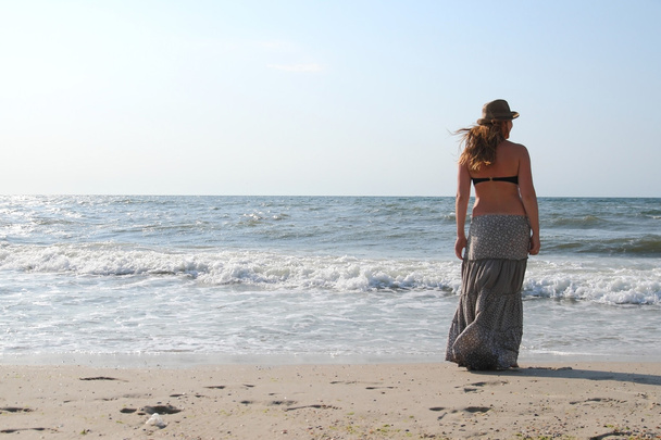 Set de playa: sombrero, revista y teléfono
 - Foto, Imagen