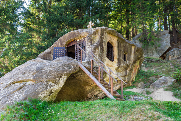 Daniel the Hesychast (Daniil Sihastru) hermitage cave near Putna - Φωτογραφία, εικόνα