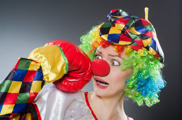 Clown mit Boxhandschuhen in witzigem Konzept - Foto, Bild
