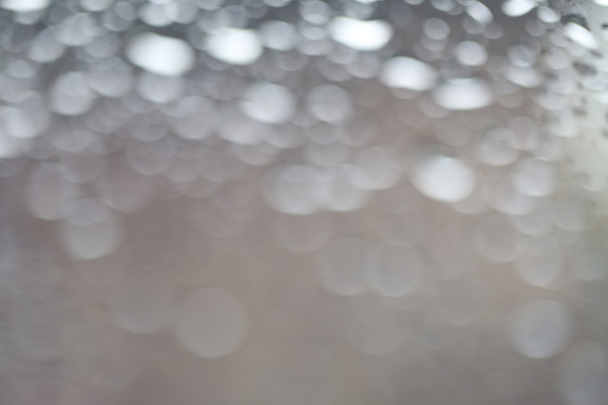 Sfocatura di gocce di pioggia su sfondo di vetro
. - Foto, immagini