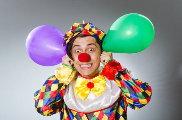 Clown avec des ballons dans le concept drôle - Photo, image