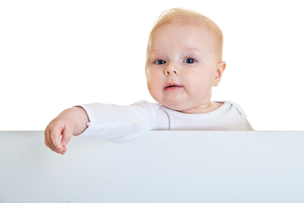 Isolated beaufiful caucasian infant baby behind whiteboard - Foto, Imagen