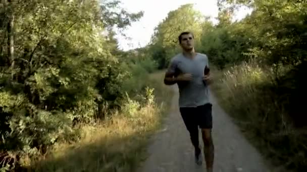 Joven corriendo en el bosque
 - Metraje, vídeo