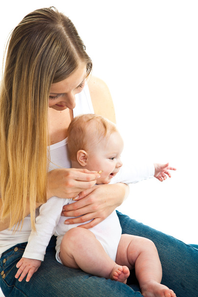 Anne bebek kız üzerinde beyaz izole vitamin verilmesi - Fotoğraf, Görsel