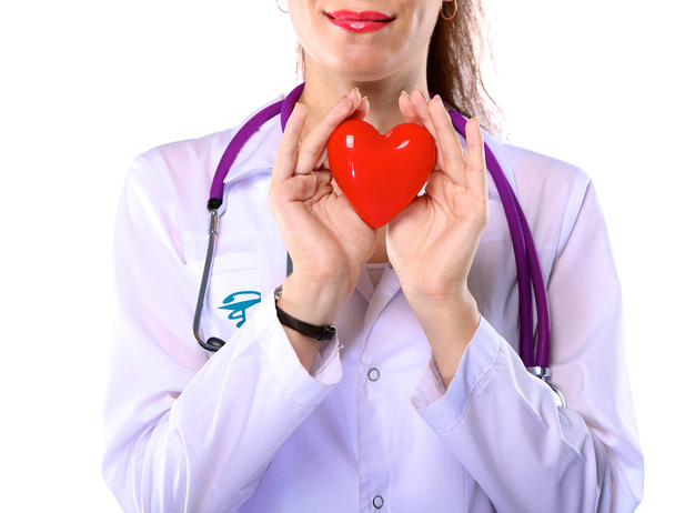若い女性の医師は、白い背景に隔離された赤い心を保持 - 写真・画像
