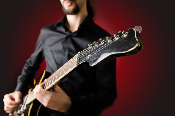 Férfi gitárral koncert közben - Fotó, kép