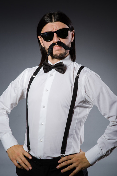 Mann mit Schnurrbart und Sonnenbrille gegen Grau - Foto, Bild