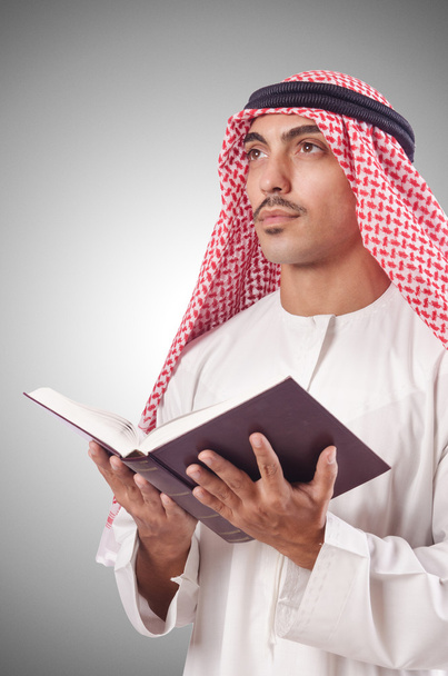 Hombre árabe rezando
 - Foto, imagen