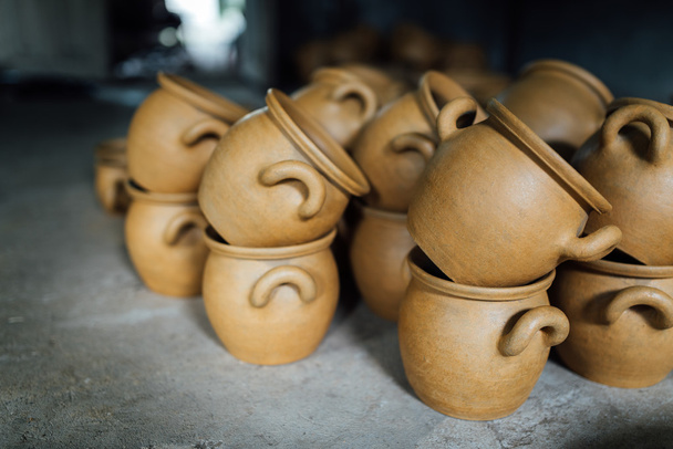 There are many clay pots - Foto, Bild