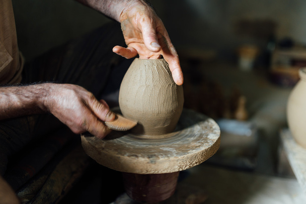 The man make vase from clay - Foto, imagen