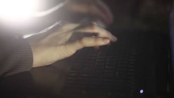 ragazza donna digitando su un computer portatile esecuzione di grandi dita close-up video retroilluminazione video
 - Filmati, video