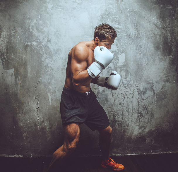 Combatiente en guantes de boxeo blancos
 - Foto, imagen