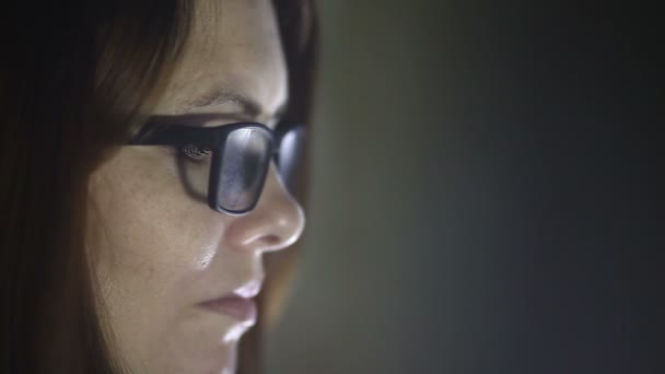 donna close face lateralmente occhiali carte faccia guardando alla luce in faccia di una serata al chiuso Video menu menu
 - Filmati, video